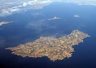 Photographie aérienne de Belle-Île-en-Mer avec l'extrémité de la presqu'île de Quiberon au nord, Houat et Hœdic à l'est.