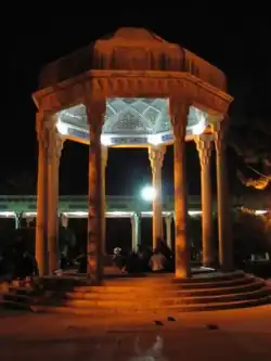 Le mausolée de Hafez attire des millions de visiteurs tous les ans. Non loin de celui-ci se trouve la tombe de Shah Shoja.