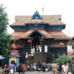 Gopuram de style keralais au temple de Parthasarathy (Krishna) à Aranmula.
