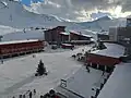 Vue de la place Olymique avec le domaine skiable en fond.