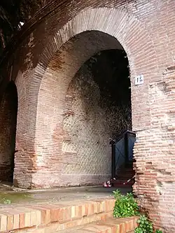 Arcade de l'amphi-théâtre Flavien.