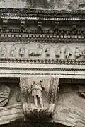 Détail de l'entablement de la face orientale avec la figure de Virtus en bas. On remarque le double anneau entre les modillons, signature attribuée à l'architecte Rabirius.