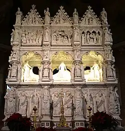 Photographie. Grand tombeau dans une église.