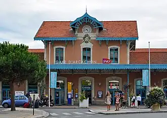 L'entrée de la gare et voirie rénovée.
