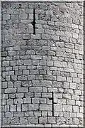 Archère à deux demi-croisillons décalés du château d'Aulnay.