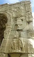 Côté droit, char de Rome et trophée.