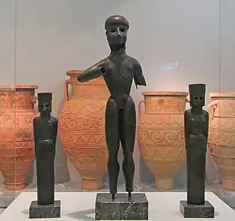 « Triade de Dréros », VIIIe&nbsp;siècle&nbsp;av. J.-C. Musée archéologique d'Héraklion.