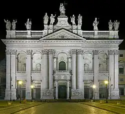 Façace éclairée de la basilique, de nuit.