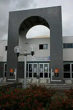 L'arche à l'entrée du bâtiment principal de la faculté sur le campus de l'université de La Réunion au Moufia.