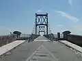2- L'accès au pont, côté rive droite avec largeur réduite.