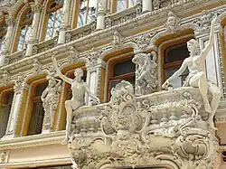 avec sculptures.