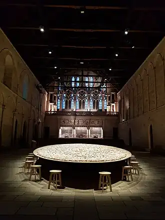 Dans la Grande Salle, Archive of Mind, une table elliptique.