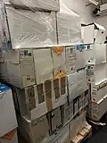 Arrivée d'archives non-traitées sur palette et entourées d'un film de protection pour le transport.