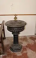 Les fonts baptismaux.