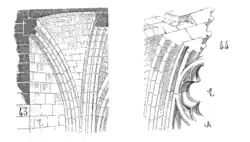 Arc formeret engagé dans un mur latéral, et arc formeret traversant à l'extérieur et formant la partie supérieure d'une fenêtre.