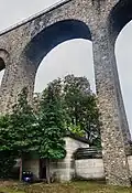 Regard n°13 de l'aqueduc Médicis entre les arches de l'aqueduc Belgrand, boulevard Jacques-Desbrosses.