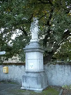 Statue de saint Joseph avec l'Enfant Jésus.