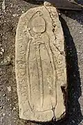 Tombe décorée d'un évêque du côté sud .