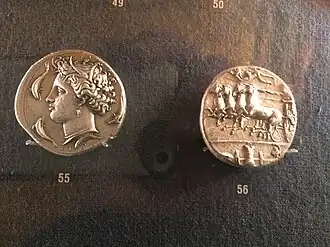 Décadrachme d'argent de Syracuse. Tête d'Aréthuse, dauphins.