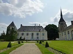 Vue d'ensemble avec le parc du château au premier plan et la seconde tour restante sur la gauche.