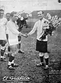 Poignée de main entre les capitaines brésilien et argentin en 1923.