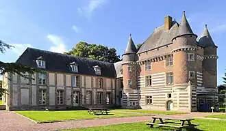 Le donjon et le logis du XVIe&nbsp;siècle.