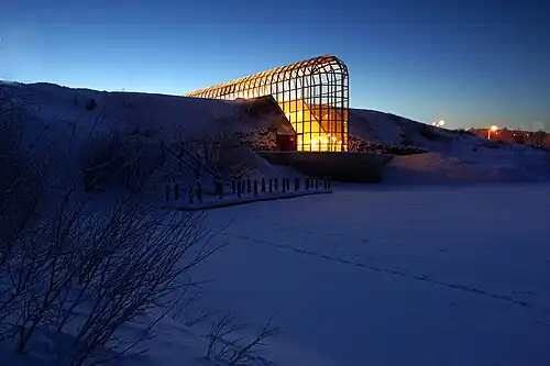 Vue depuis le nord-est, en hiver.Au premier plan, la rivière Ounasjoki