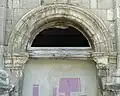 Porte d'entrée en plein cintre.