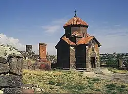 Église Karmravor d'Achtarak (VIIe siècle), une croix monoconque libre.