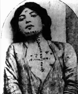 Arménienne vendue comme esclave dans l'Empire ottoman, après avoir été tatouée de force —&nbsp;d'une croix&nbsp;— par des Turcs (NY Times, 1915).