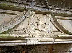 Les armes de la famille de Calvimont, au-dessus de la cheminée.
