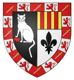 Parti : à dextre, de sable à un chat d'argent assis, la tête posée de face, la patte avant dextre posée sur une souris de gueules ; à senestre, d'argent à une fleur de lis de sable, au chef d'or à trois pals de gueules ; à la bordure componée de seize pièces de gueules et d'argent, les compons de gueules chargés d'une épée d'argent et garnie d'or posée en barre, la pointe en bas, les compons d'argent chargés d'un lion issant de gueules, armé et lampassé d'azur.
