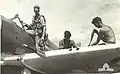 Armement d'un avion du No. 4 Squadron RAAF en 1944 durant la campagne de Nouvelle-Guinée, on distingue un des deux canons de 20&nbsp;mm et les mitrailleuses dans l'aile.