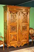 Reproduction d'une armoire du XVIIIe&nbsp;siècle.