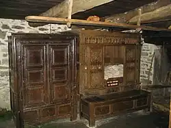 Lit-clos avec son banc et armoire dans la maison Cornec.