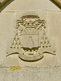 Armoiries Mgr Le Breton, évêque du Puy (1863-1886). Cette devise, qui rappelle le nom et la province natale du prélat, est en langue celtique et signifie : « Breton toujours ».