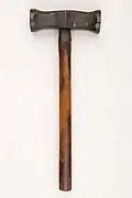 Marteau d'armurier à double tête de frappe ronde, allongée sur 14 cm, fin XVIIIe, longueur 36 cm pour 1,4 kg, Fonds Roger, 1912, Metropolitan Museum of Art