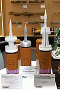 Les derniers modèles d'obus-flèche russes de 125&nbsp;mm présentés à Patriot park lors de l'évènement Army-2020. De Gauche à droite : 3BM42-2, 3BM42 Mango et 3BM60 Svinets-2.