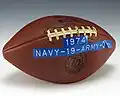 Un ballon avec le résultat du match de 1974 indiquant le score (Navy 19, Army 0)