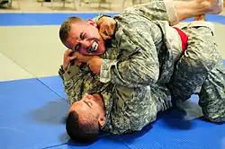 Un soldat applique sode guruma jime sur l'adversaire qui le surplombe.