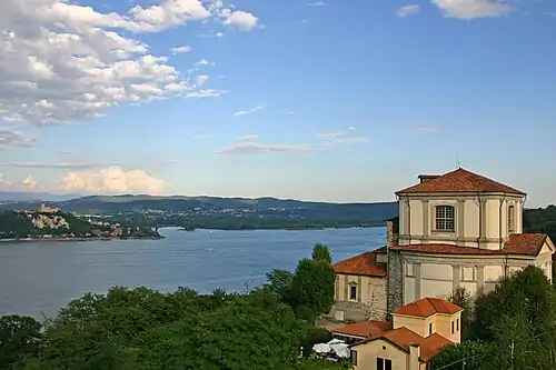 Église Saint-Charles sur le Mont-Sacré d'Arona abritant les vestiges de la Chambre des trois lacs, lieu de naissance de saint Charles Borromée dans la forteresse d'Arona. De l'autre côté du lac, se trouve la forteresse Borromée d'Angera.