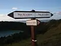 Sentier de randonnée autour du lac de cratère Dziani Dzaha, sur la Petite-Terre à Mayotte.
