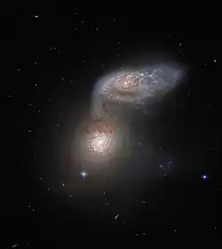 La paire de galaxies NGC 5953 et NGC 5954 par le télescope spatial Hubble. Le nord est à la droite de cette image et l'ouest vers le bas.