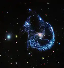 Arp 107 imagée par l'instrument MIRI du télescope spatial James Webb.