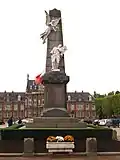 Arques : la Victoire couronnant un Poilu avec Drapeau