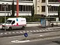 Un abribus de JCDecaux en cours d’entretien.