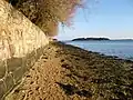 Mur bordant une propriété privée littorale et absence de sentier littoral à Arradon.