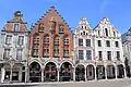 La plus ancienne maison d'Arras (France), de style gothique flamand, entourée de maisons baroques à pignons à volutes.