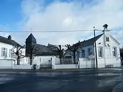 La mairie-école.