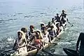 Mariée arrivant sur l’île de son époux avec des membres de son clan